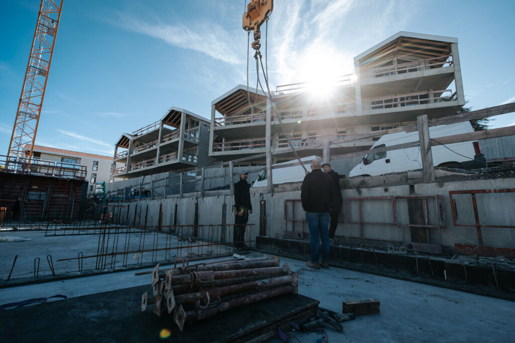 Ingénieurs sur chantier de construction avec grue