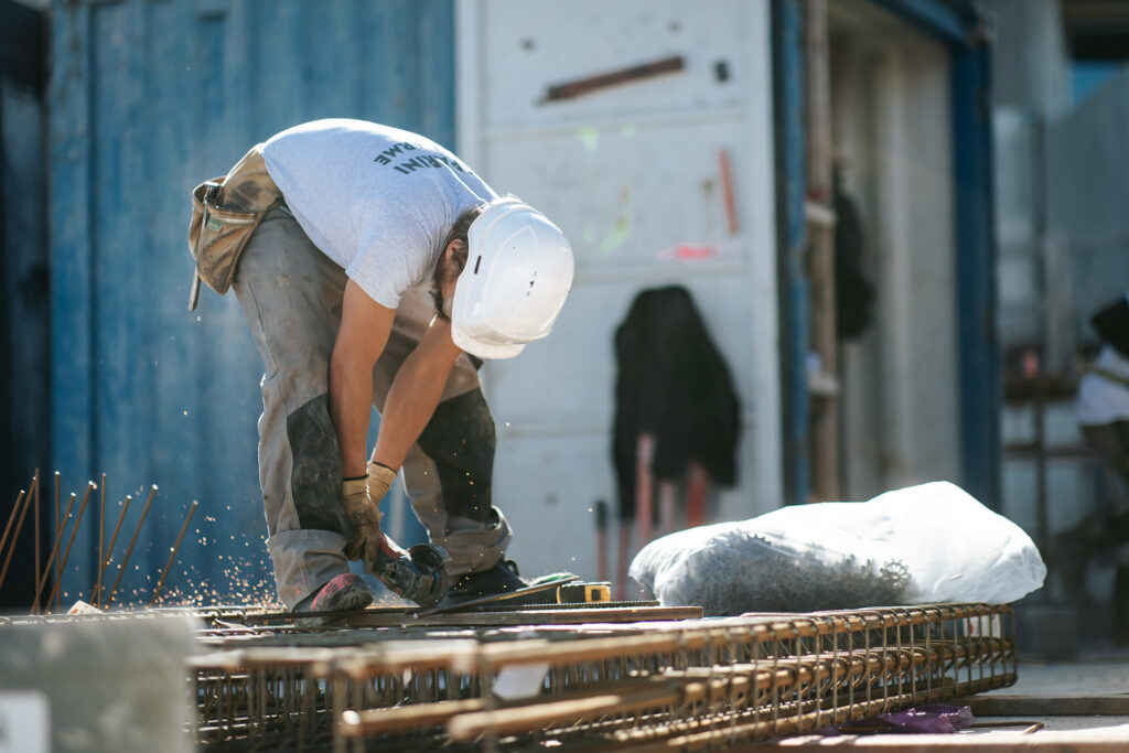 Ouvrier en construction coulant béton sur chantier