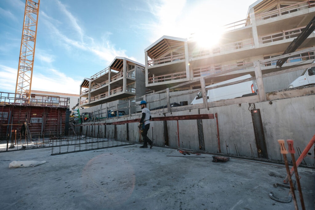 Ouvrier BTP sur chantier de construction en cours.