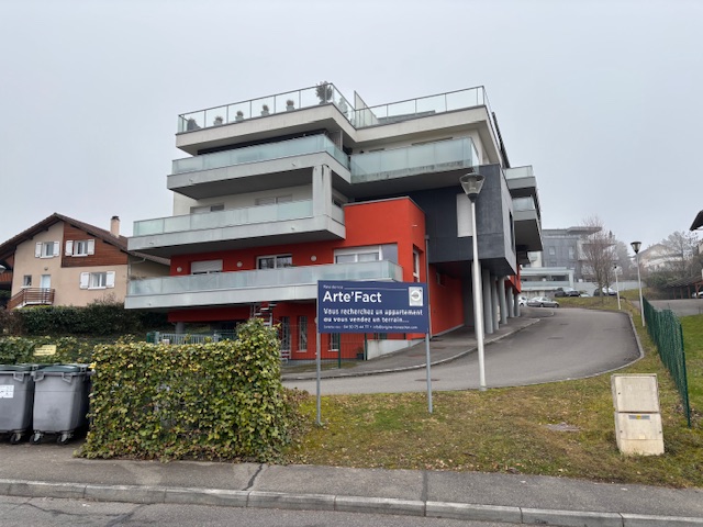 Immeuble moderne avec balcon et enseigne Arte'Fact à l'entrée