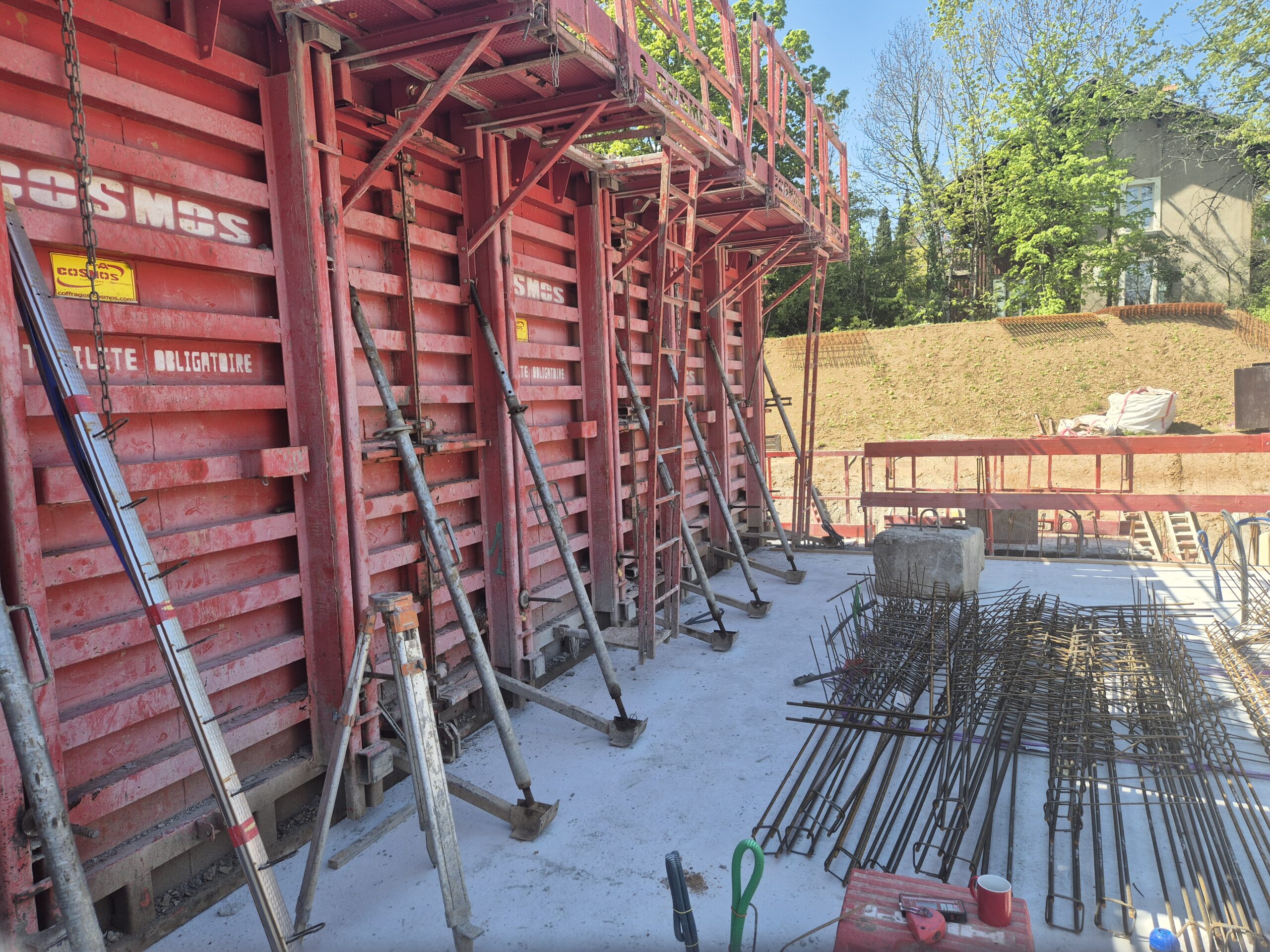 Coffrage pour béton sur chantier de construction