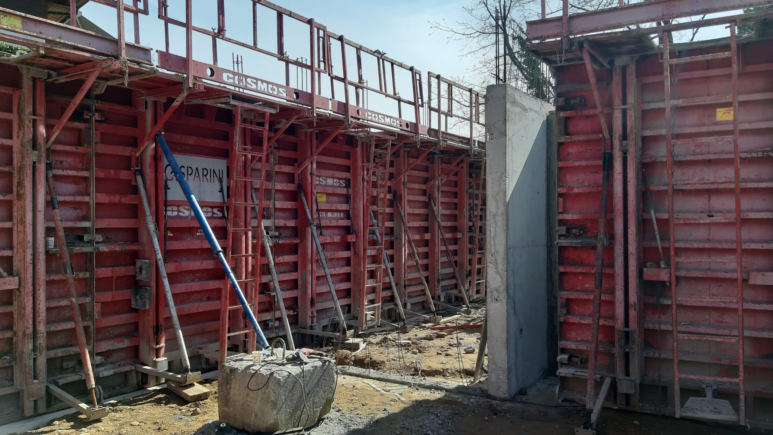 Coffrage pour béton sur chantier de construction