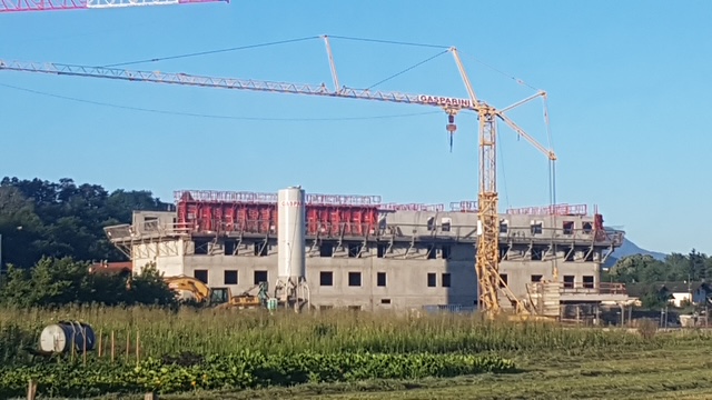 Chantier de construction avec grue et structure en béton