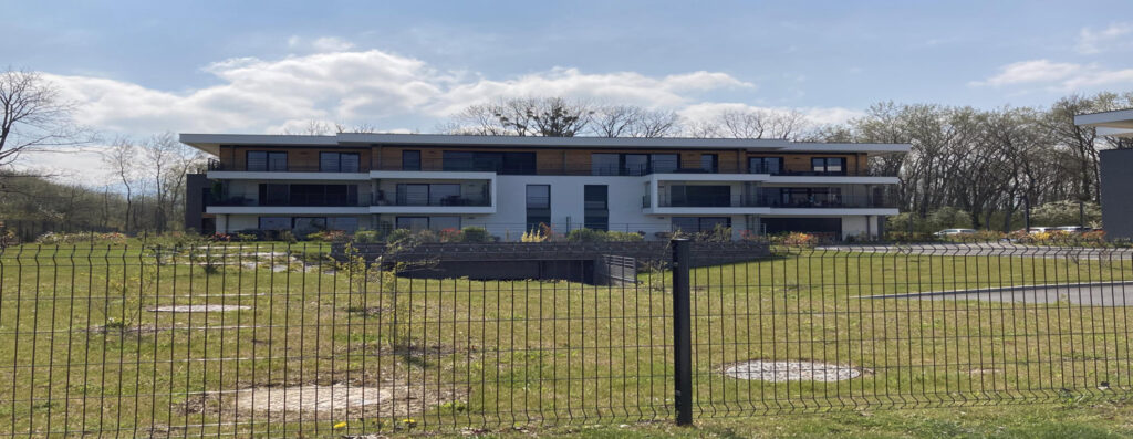 Immeuble résidentiel moderne avec jardin paysager