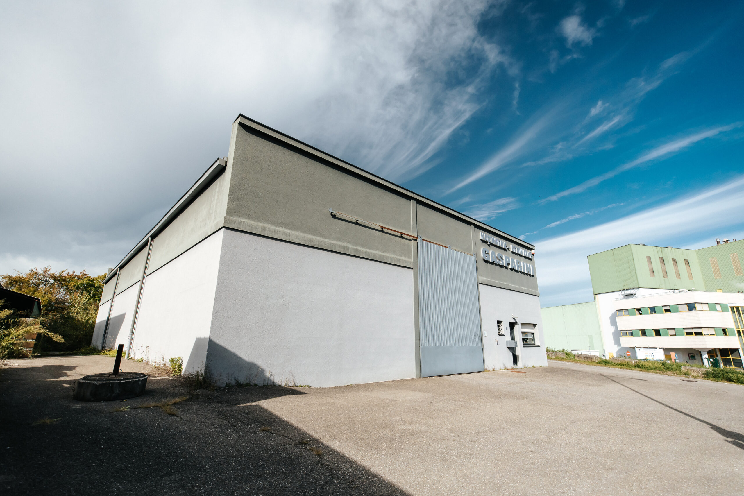 Hangar industriel sur chantier de construction