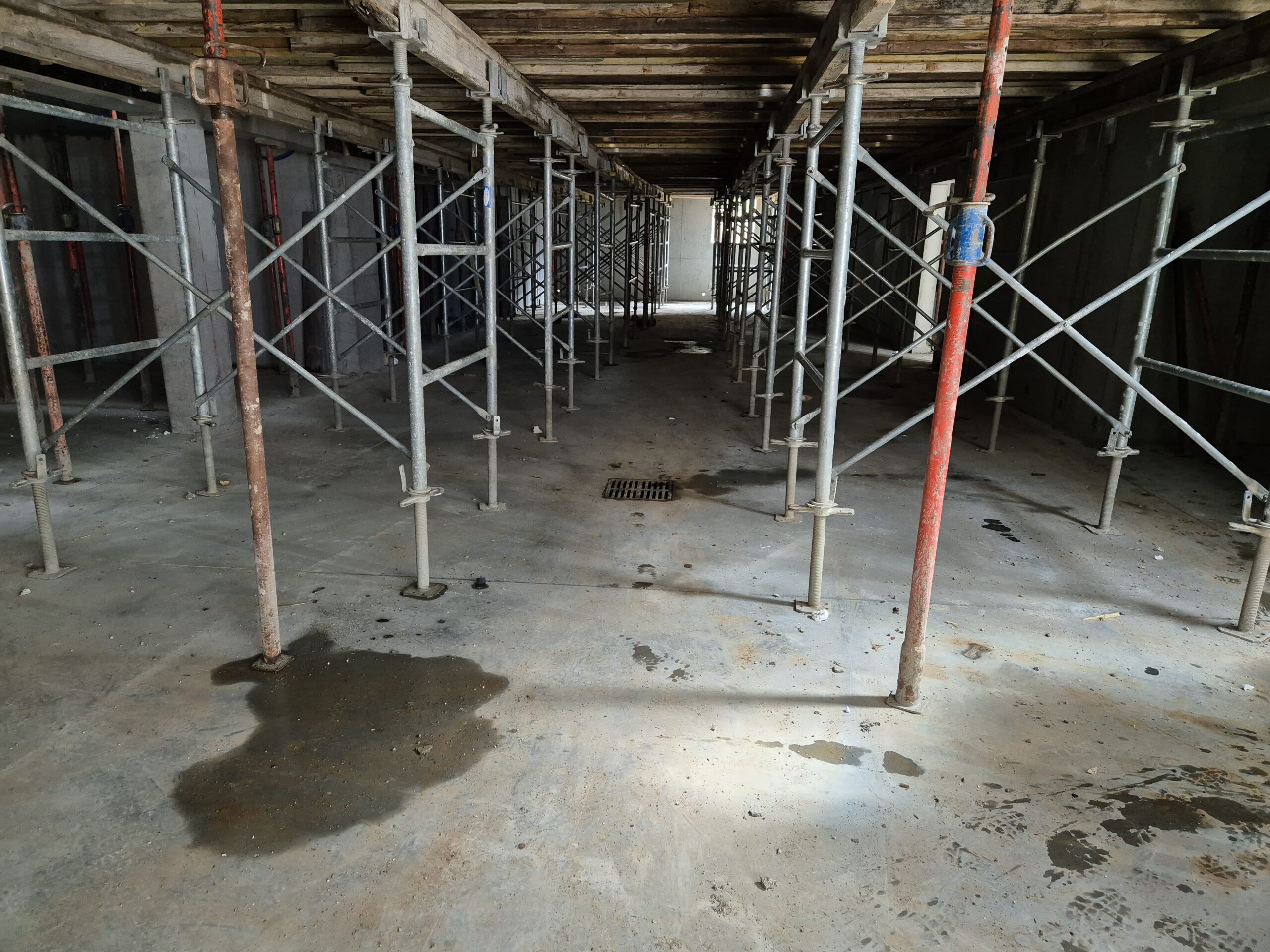 Échafaudages sur chantier de construction