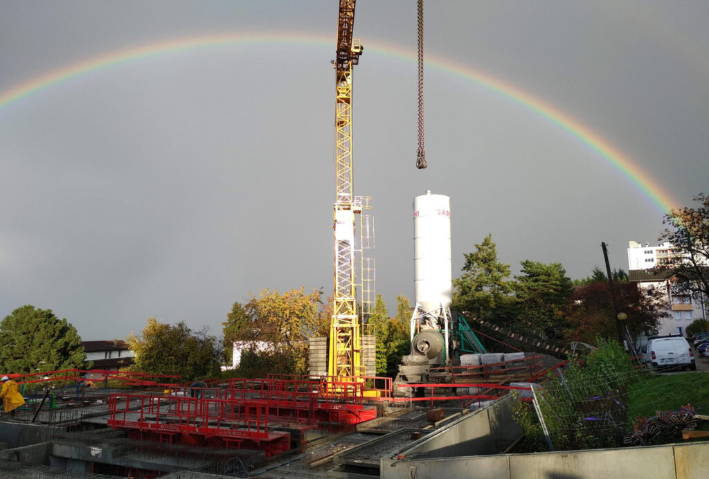 Grue soulevant réservoir sur chantier de construction