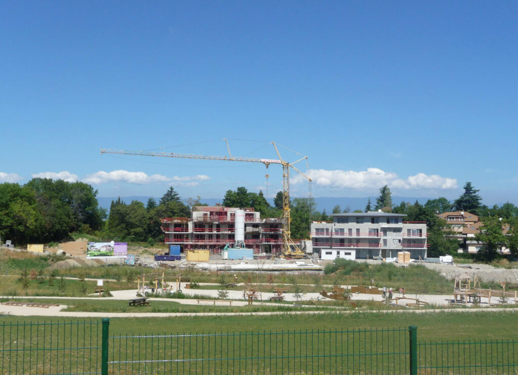 Chantier de construction avec grue et bâtiments en cours d'édification.