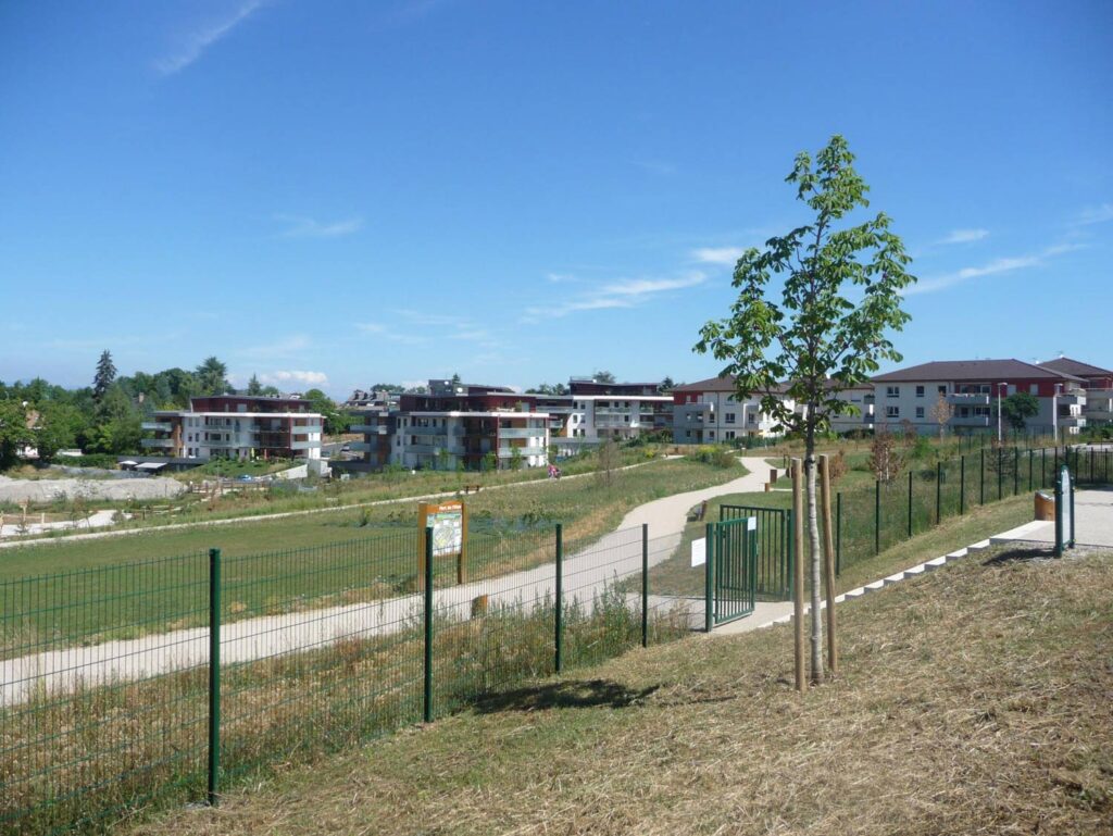 Terrain de construction avec clôture et arbres