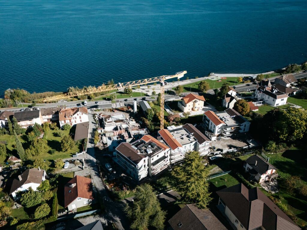 Travaux de construction près du lac Léman avec grue Gasparini