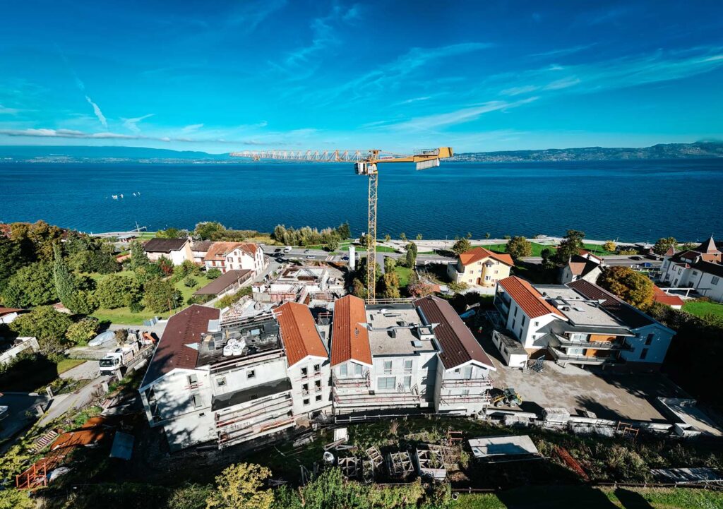 Grosse grue sur chantier de construction près du lac Léman côté Chablais