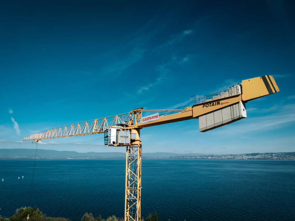 Grue à tour sur chantier de construction sur les rives du lac Léman