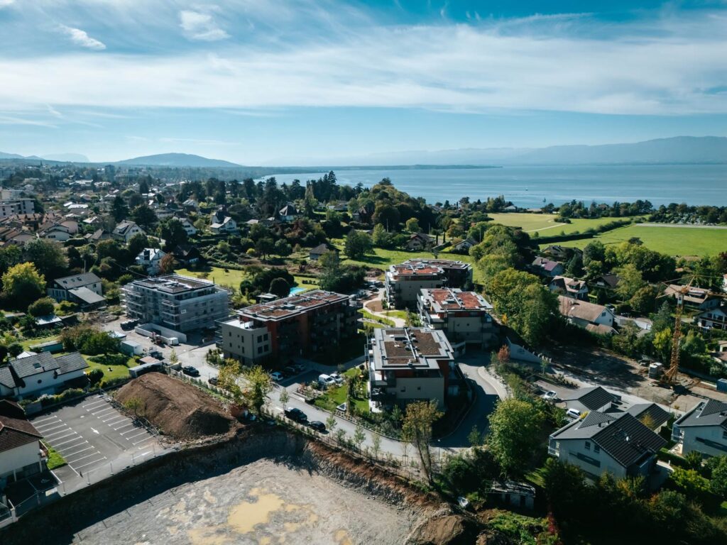 Terrassement en cours près du lac Léman avec bâtiments résidentiels