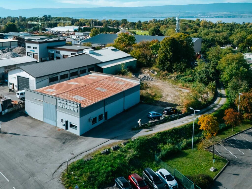 Atelier de construction Gasparini avec terrain et matériel à proximité.