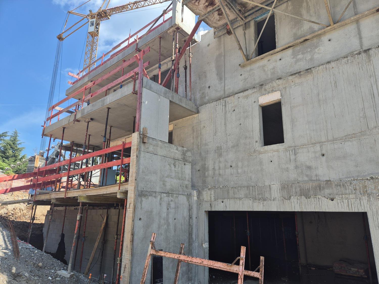 Construction de bâtiment en béton armé avec échafaudage.