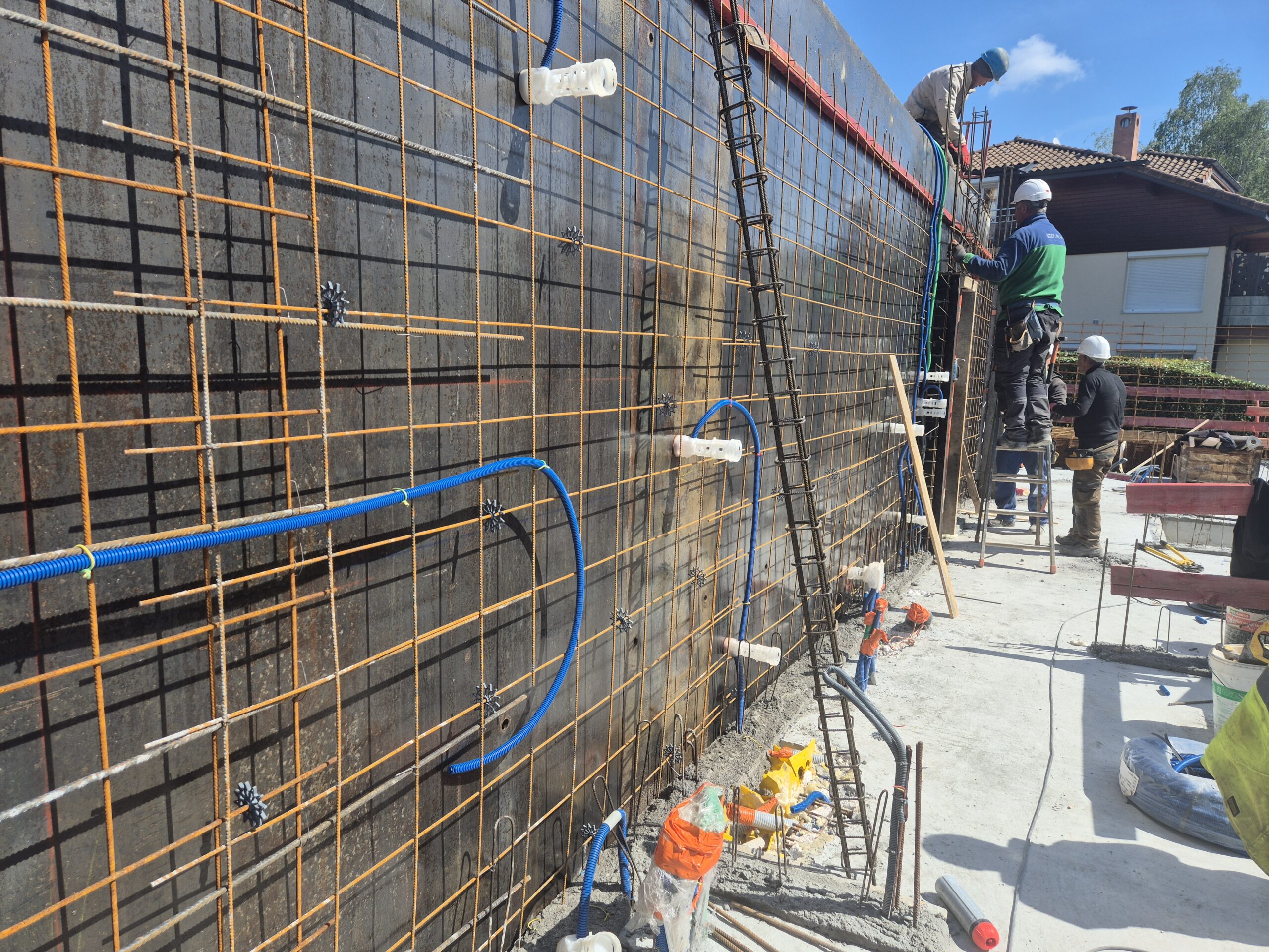 Ouvriers en train de couler une dalle en béton sur chantier