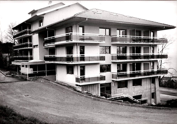 Immeuble en construction avec balcons