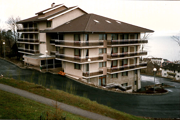 Résidence en construction avec balcon et toiture inclinée