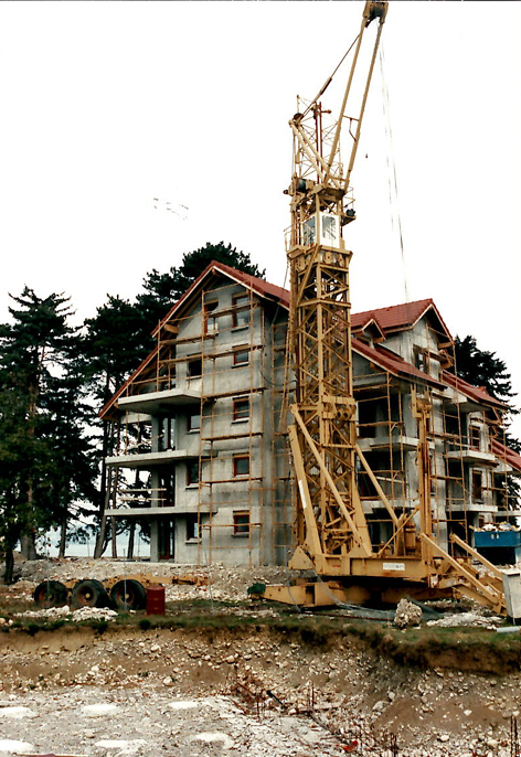 Grue sur chantier de construction de bâtiment