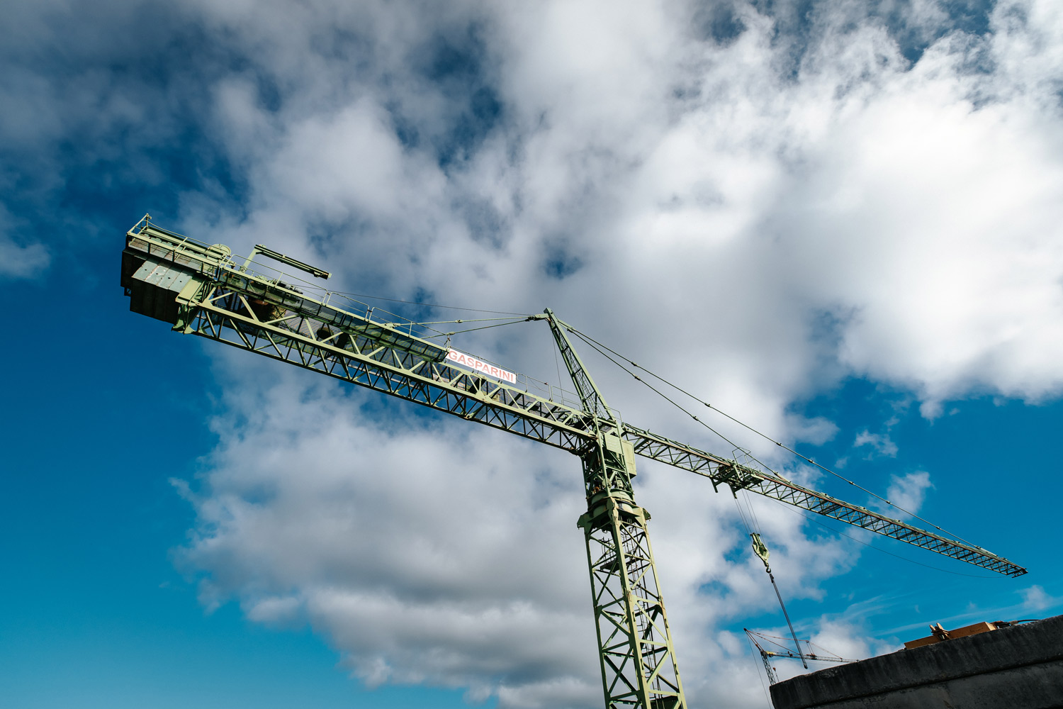 Grue à tour sur chantier de construction