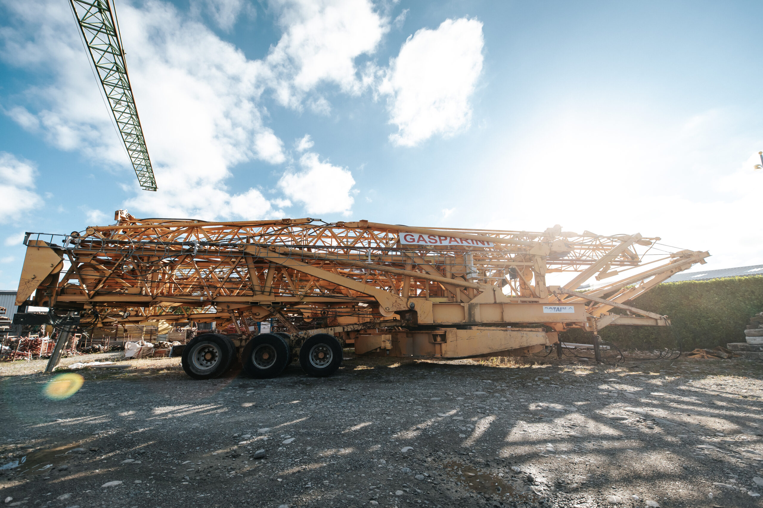 Grue sur chantier de construction
