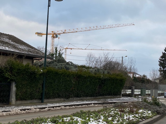 Grue sur chantier de construction à Evian