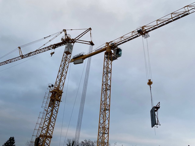 Grue à tour levant matériel sur chantier