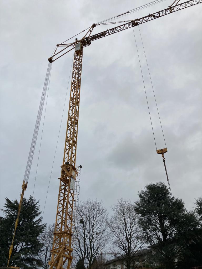 Grue à tour sur chantier de construction