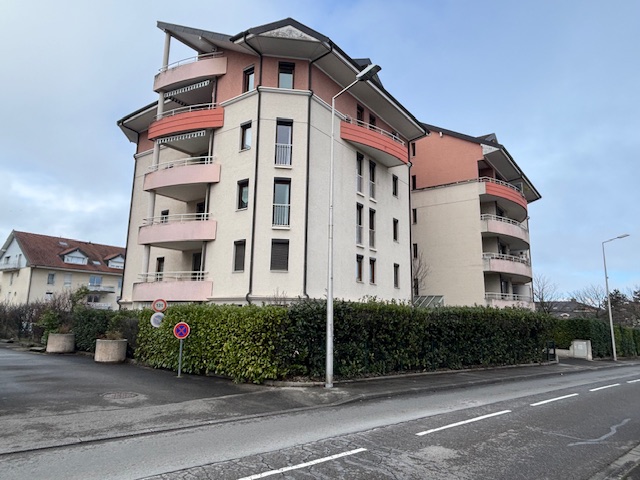 Résidence moderne avec balcons et jardin