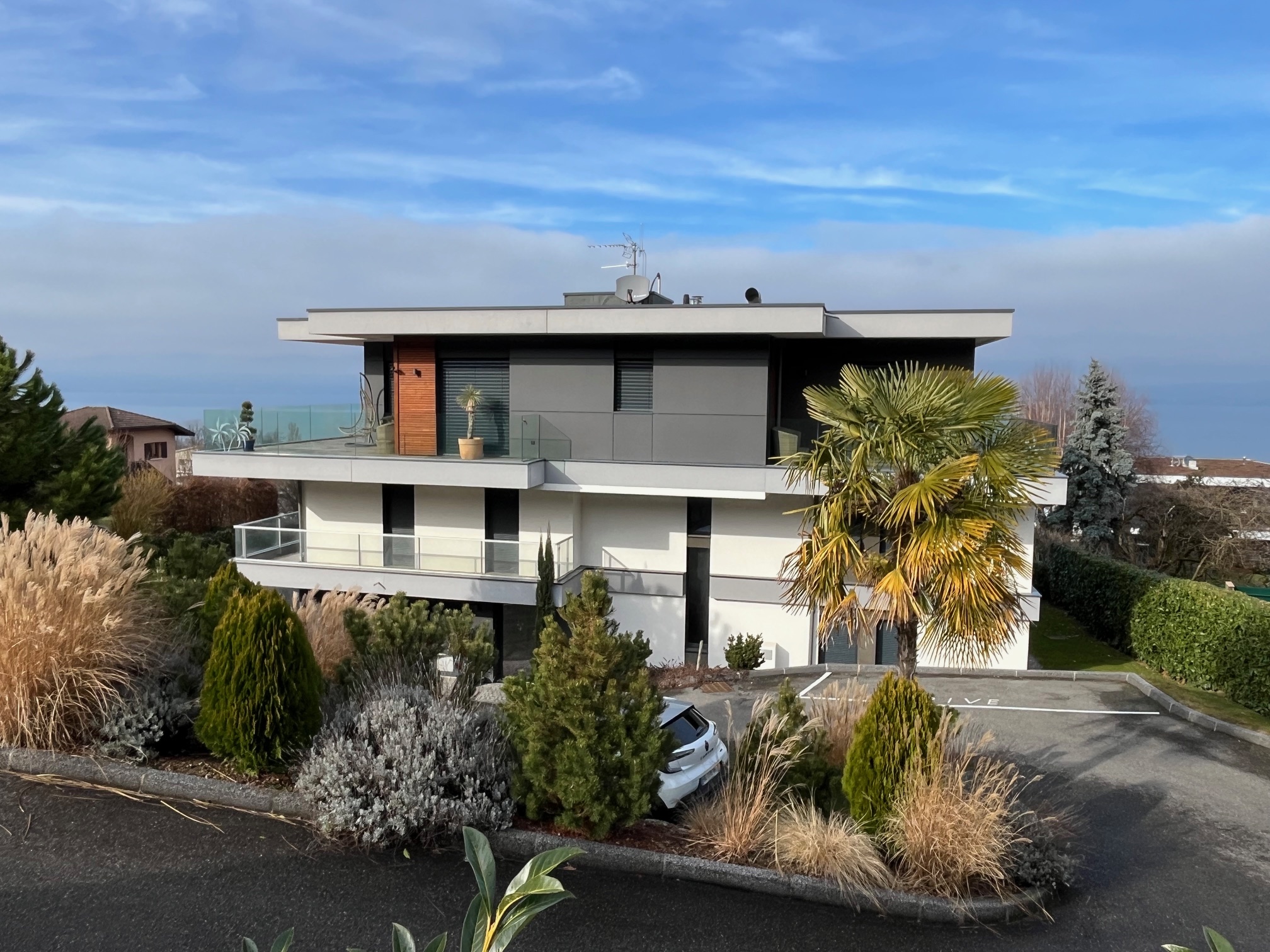 Maison contemporaine avec balcon et jardin
