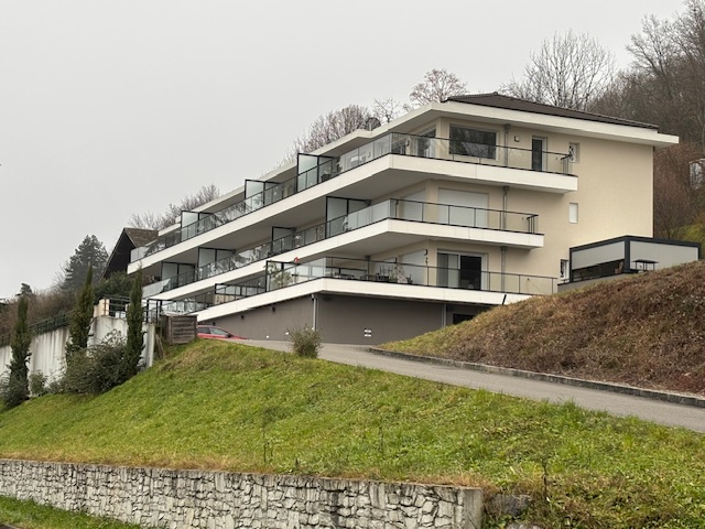 Résidence moderne avec balcons sur colline