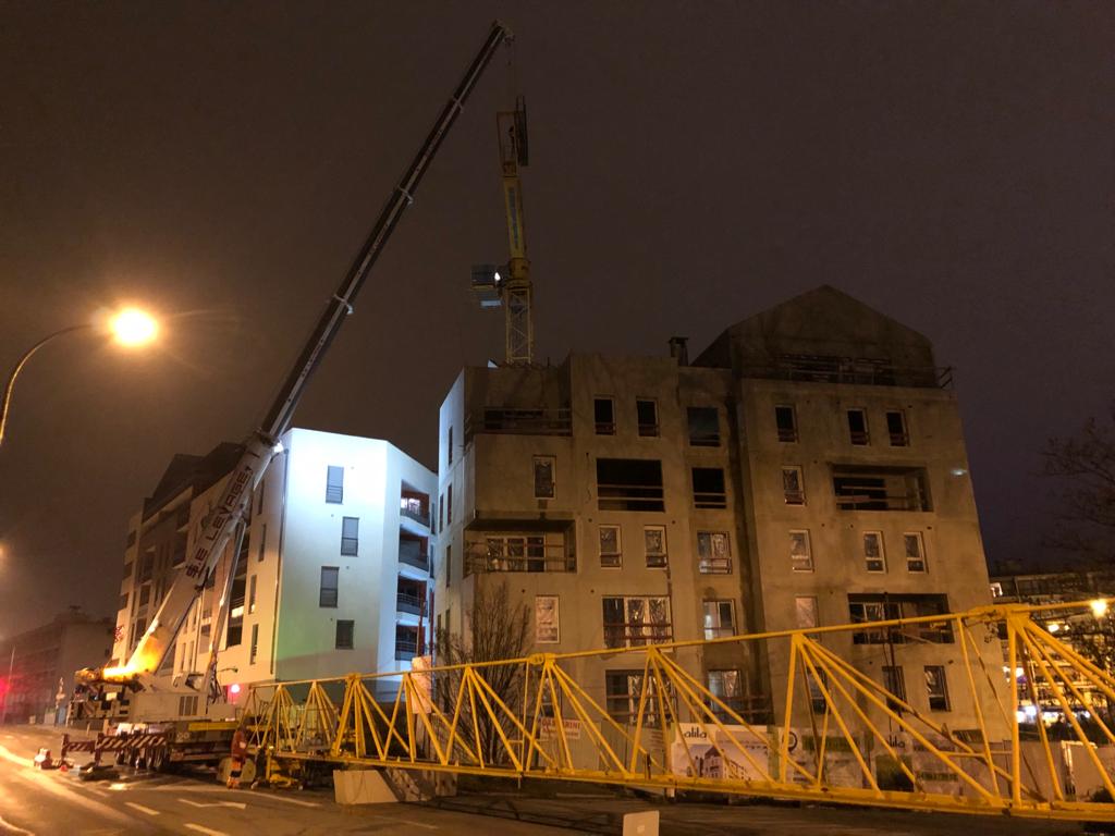 Grue sur chantier de construction la nuit