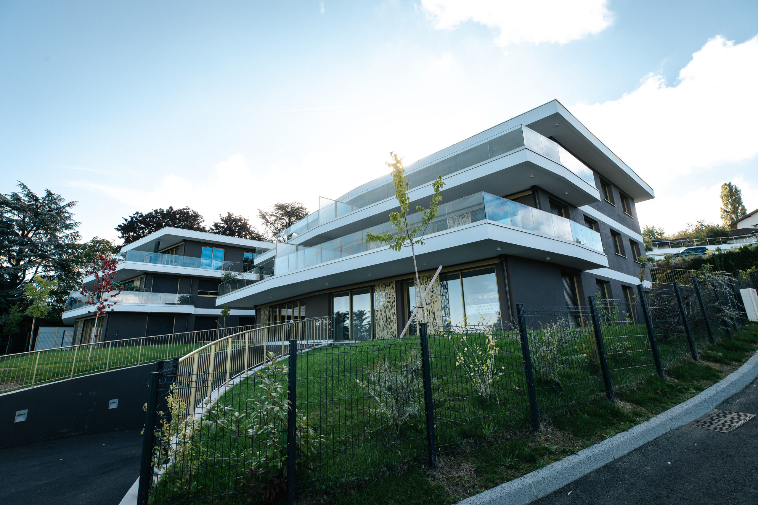 Résidence moderne avec balcon et jardin en pente Pearl Evian