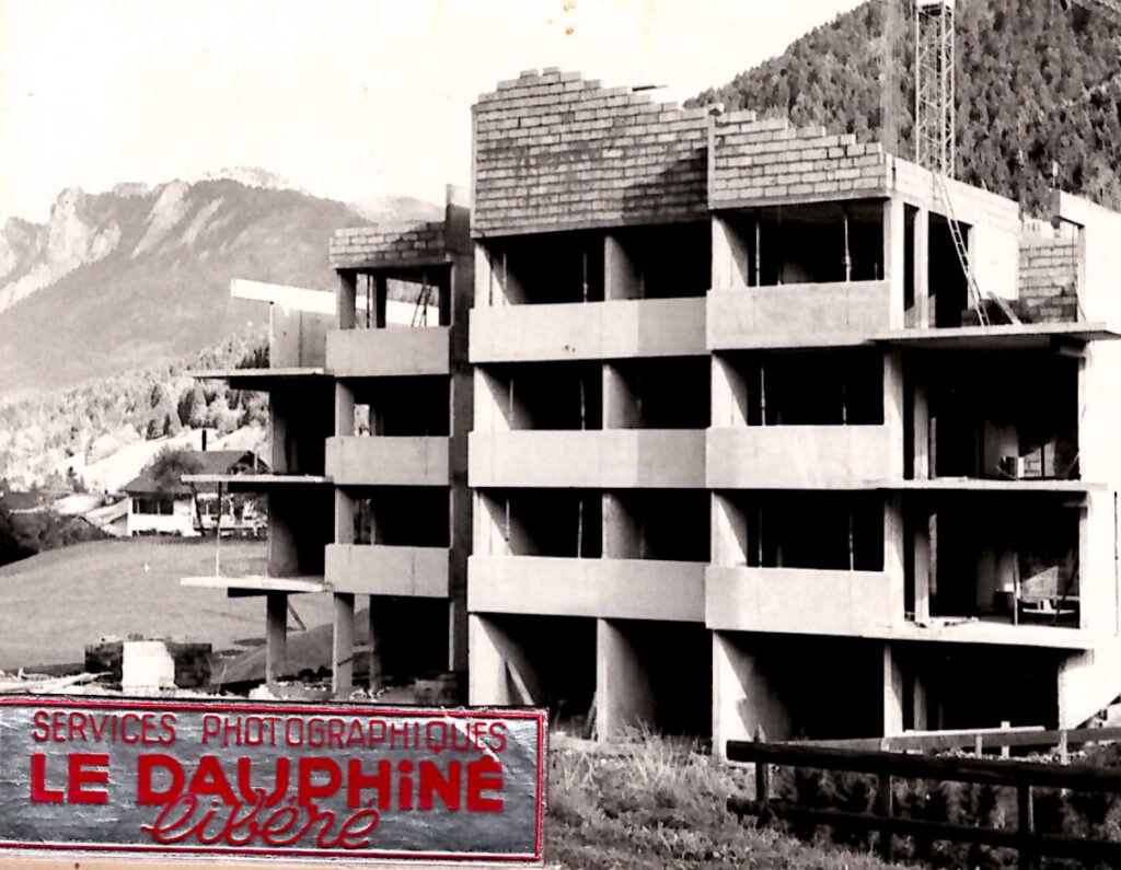 Construction d'immeuble en cours avec charpente en béton