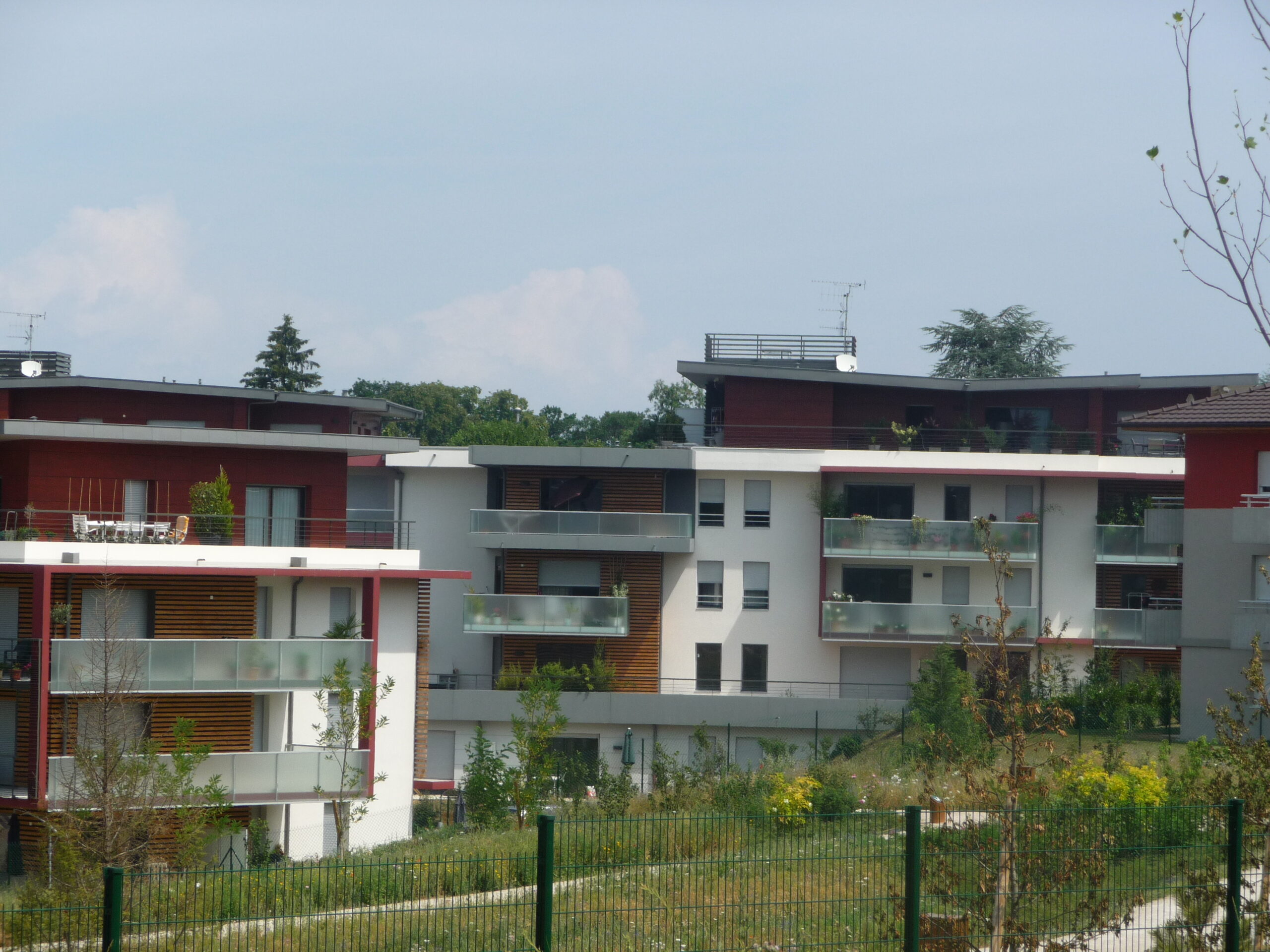 Résidence moderne avec balcons et verdure - construction immobilière Pierres d'Eau à Thonon