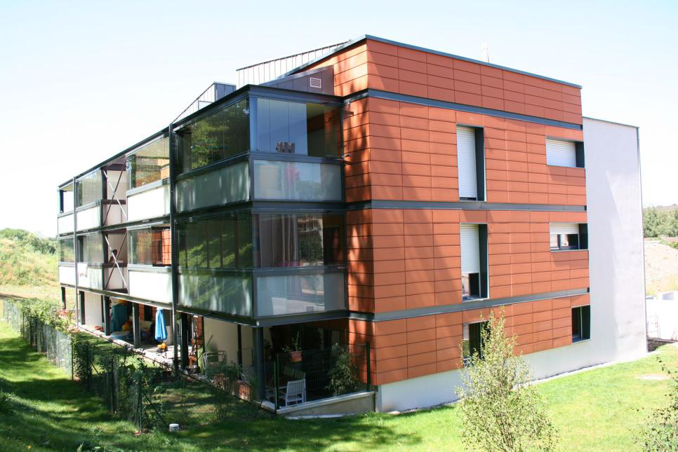 Immeuble moderne avec façade en bois et grandes baies vitrées