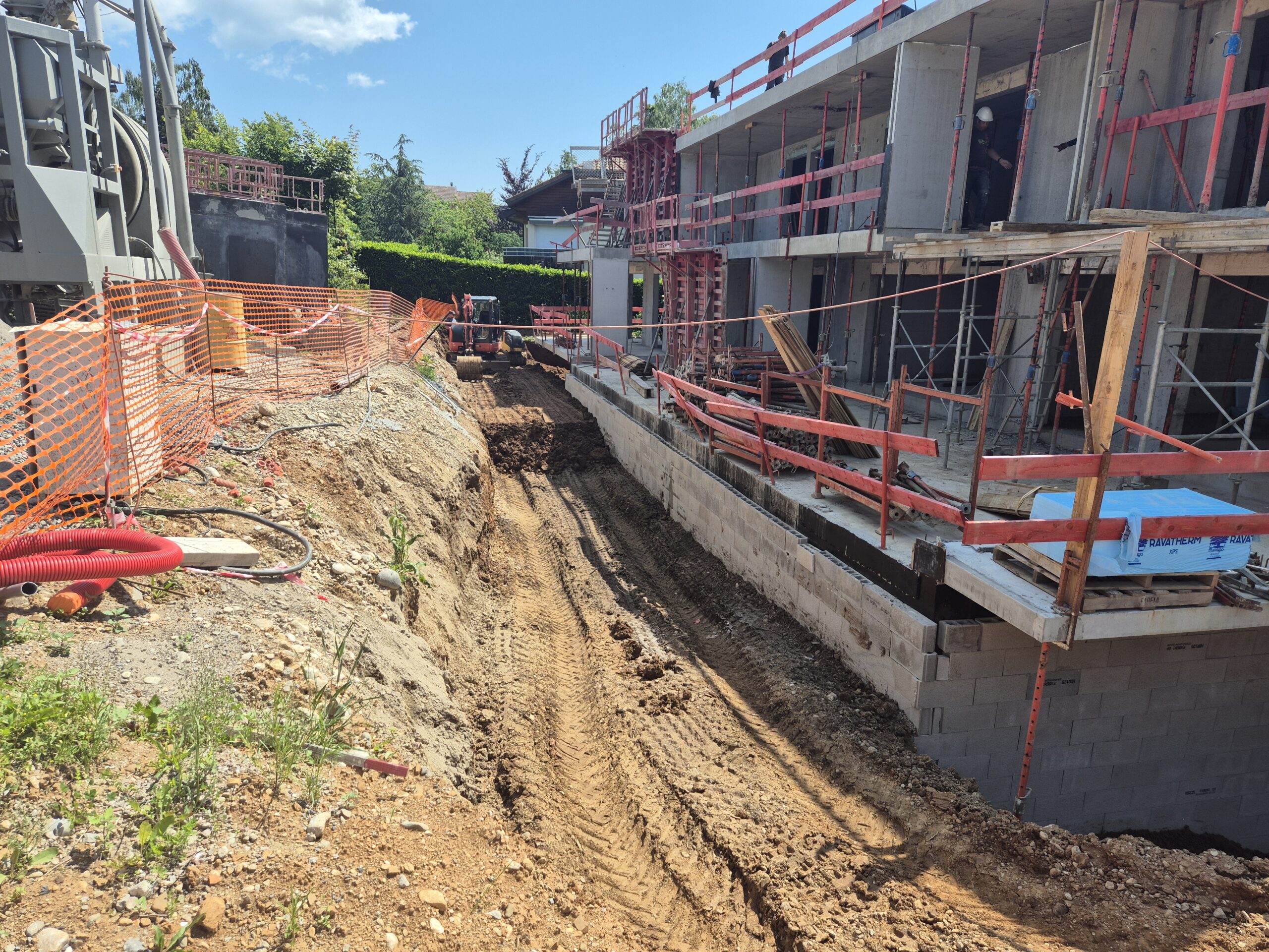 Tranchée pour réseaux VRD en construction