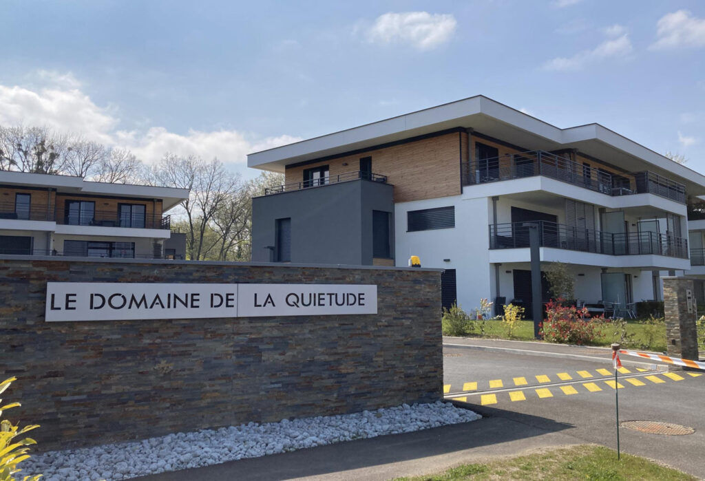 Résidence moderne avec panneaux solaires, construction en cours.