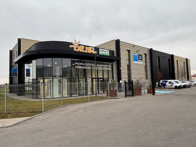 Bâtiment industriel groupe Sinfal, spécialiste en menuiseries aluminium.