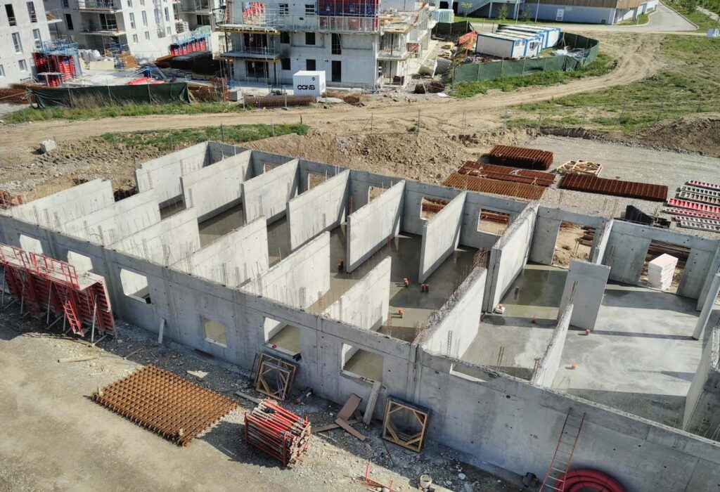 Fondation en béton sur chantier de construction