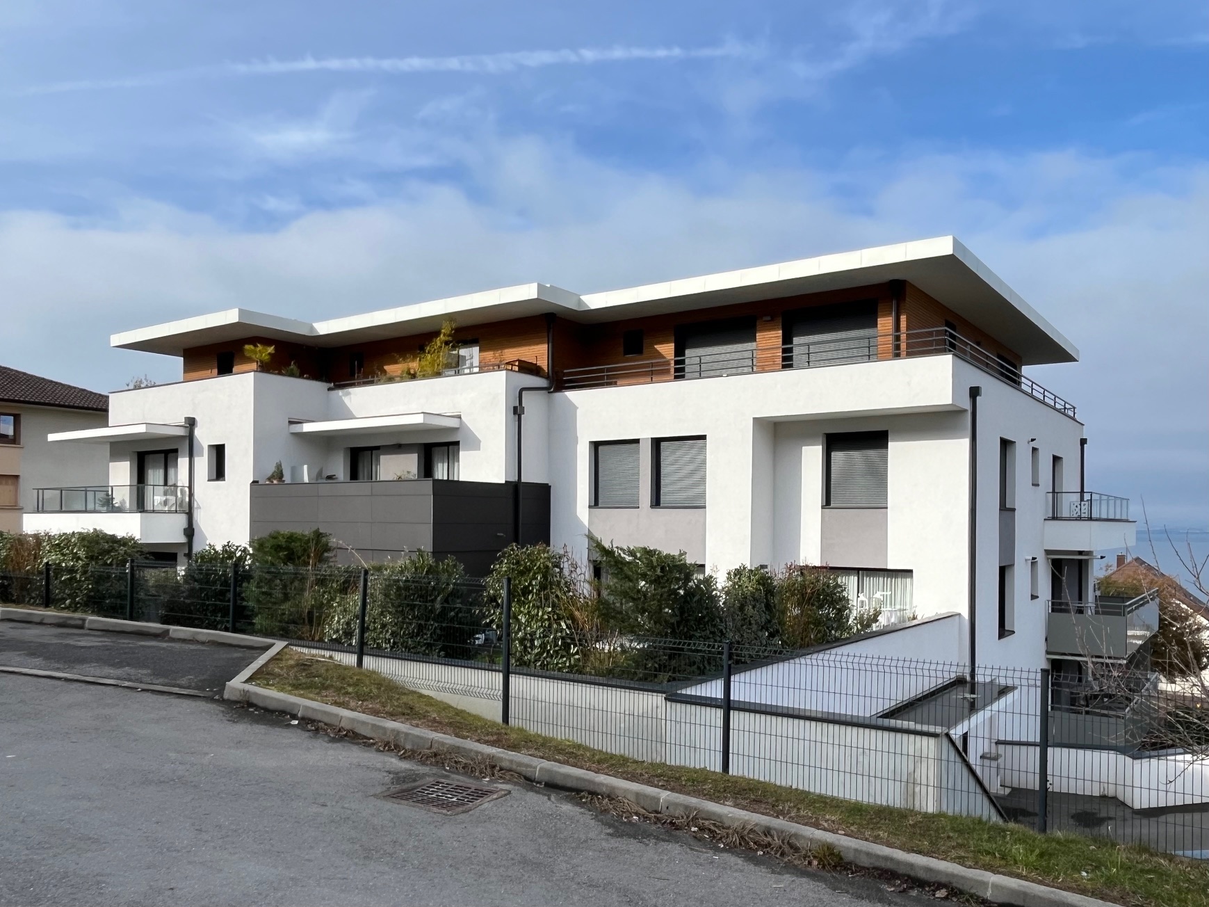 Construction de logements modernes avec terrasses et balcons