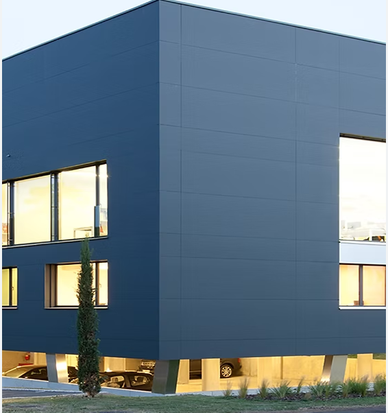 Immeuble moderne avec façade en panneaux gris et grandes fenêtres