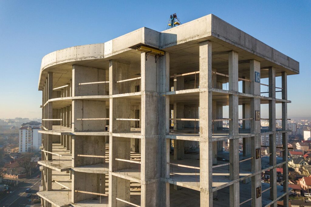 Construction d'immeuble en béton armé en cours