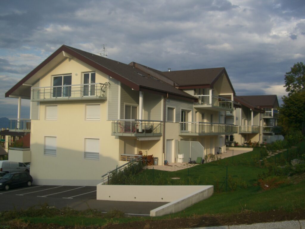 Construction de logements collectifs avec ouvriers et matériel de BTP