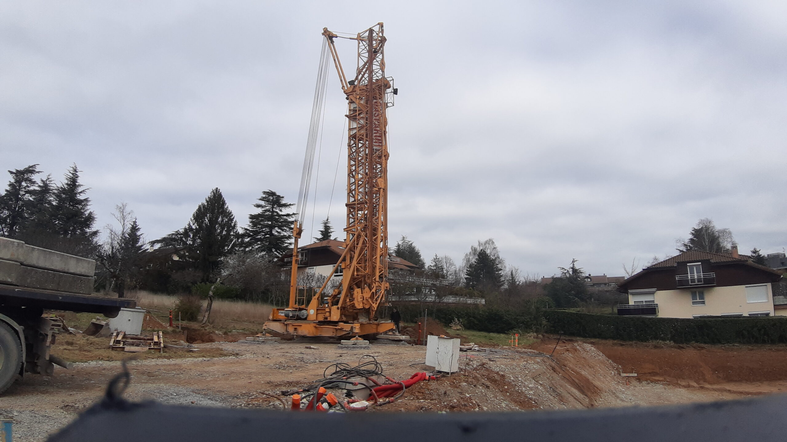 Grue sur chantier de construction Chablais